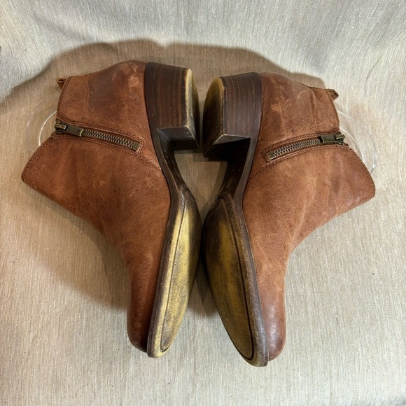 LUCKY BRAND Sz 9 Light Distressed Zipper Closure Stacked Heel Leather  Booties - Picture 3 of 10